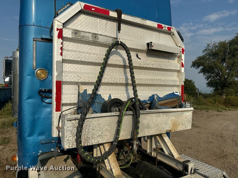 image for item EE7584 2000 Freightliner FLD semi truck