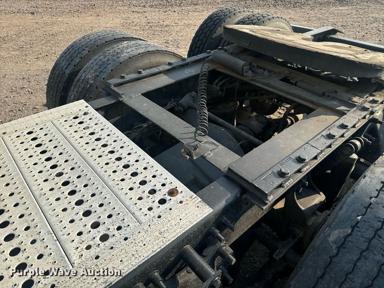 image for item EE7584 2000 Freightliner FLD semi truck