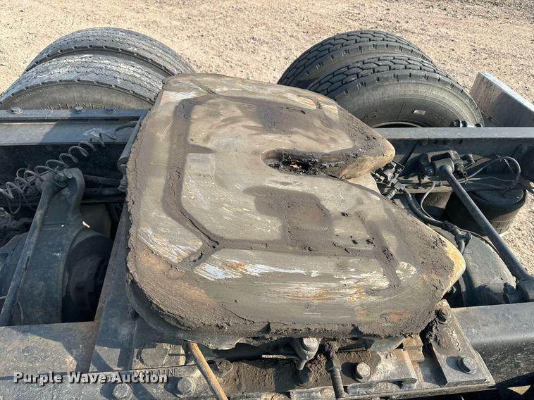 image for item EE7584 2000 Freightliner FLD semi truck