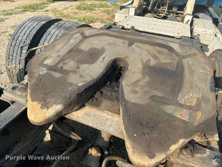 image for item EE7584 2000 Freightliner FLD semi truck