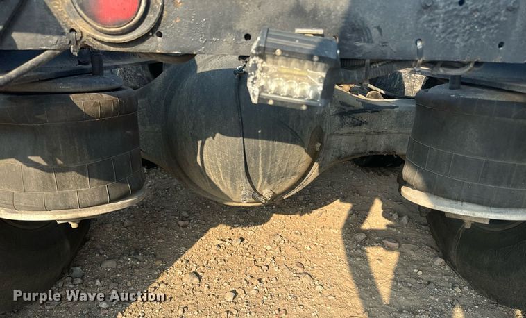 image for item EE7584 2000 Freightliner FLD semi truck