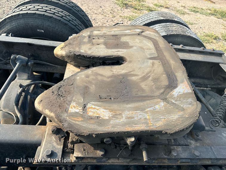 image for item EE7584 2000 Freightliner FLD semi truck