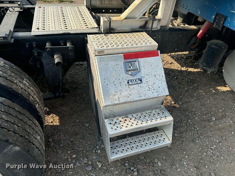 image for item EE7584 2000 Freightliner FLD semi truck