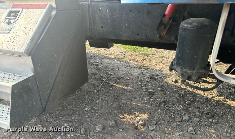 image for item EE7584 2000 Freightliner FLD semi truck