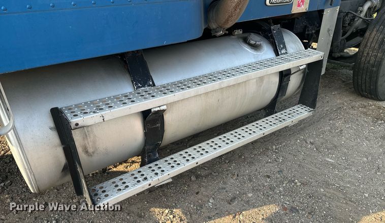 image for item EE7584 2000 Freightliner FLD semi truck