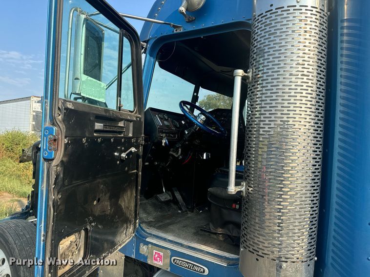 image for item EE7584 2000 Freightliner FLD semi truck