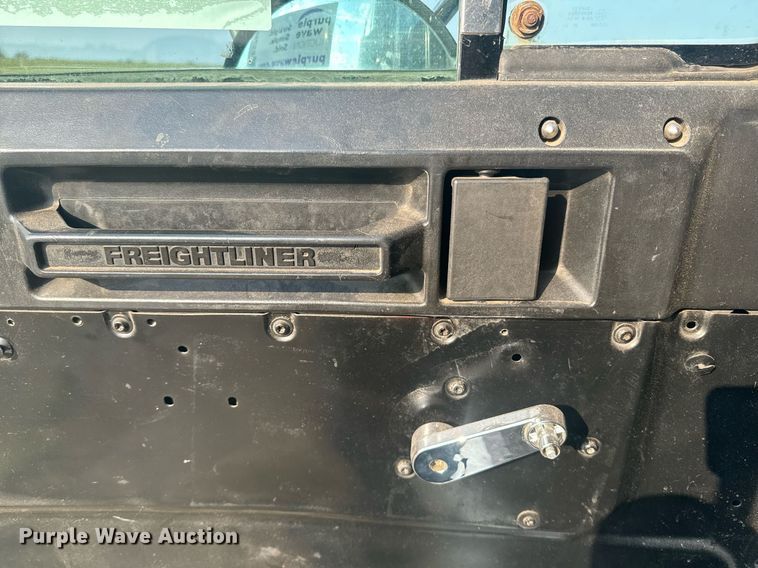 image for item EE7584 2000 Freightliner FLD semi truck