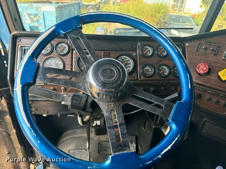 image for item EE7584 2000 Freightliner FLD semi truck