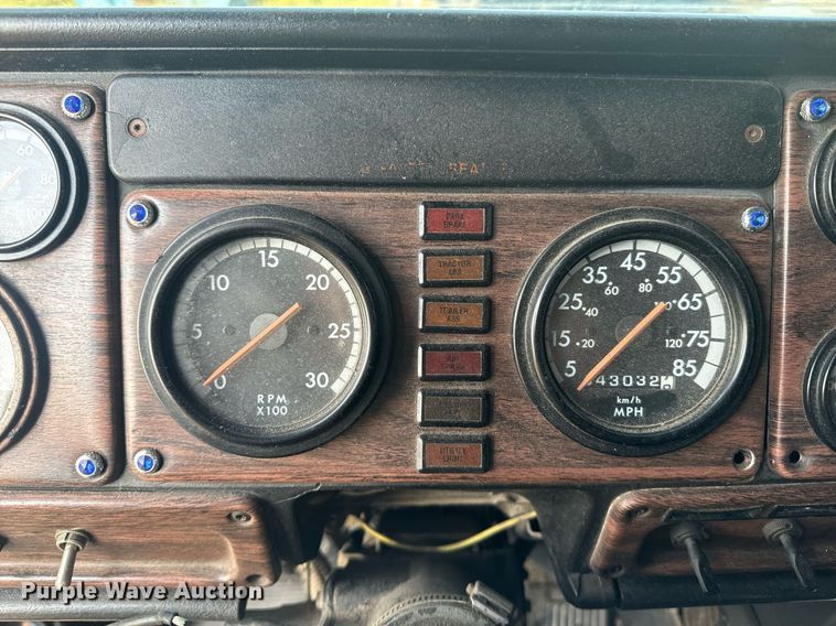 image for item EE7584 2000 Freightliner FLD semi truck