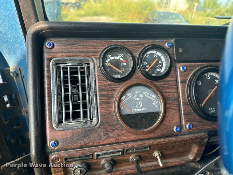 image for item EE7584 2000 Freightliner FLD semi truck