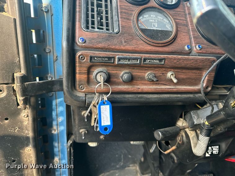 image for item EE7584 2000 Freightliner FLD semi truck