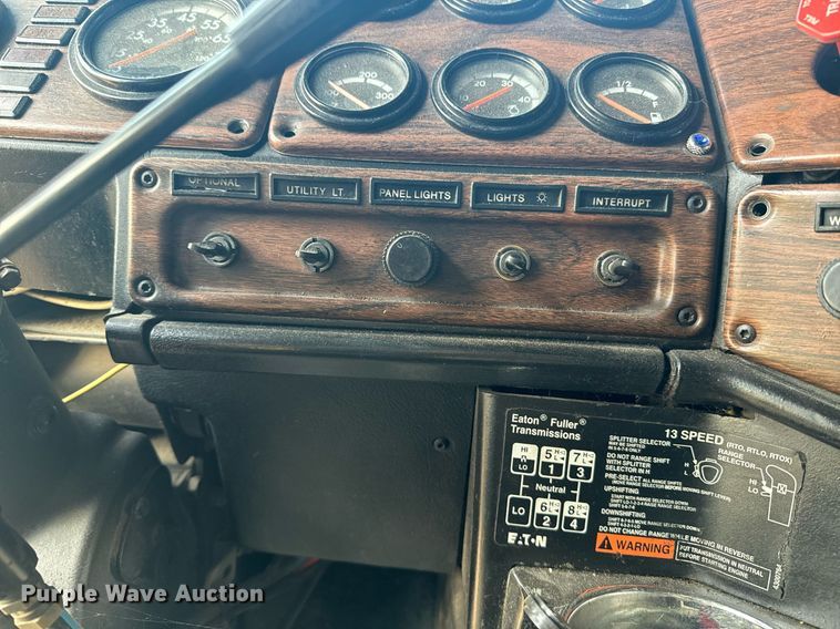 image for item EE7584 2000 Freightliner FLD semi truck