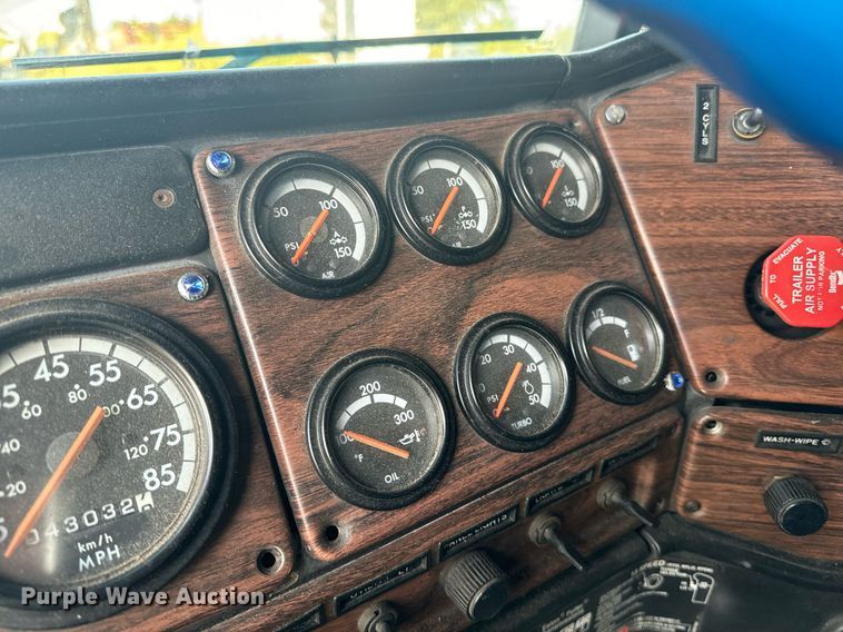 image for item EE7584 2000 Freightliner FLD semi truck