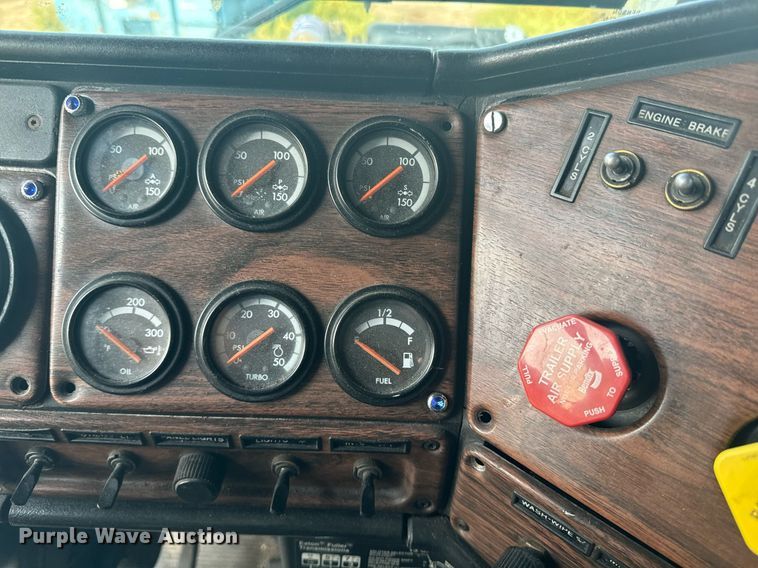 image for item EE7584 2000 Freightliner FLD semi truck