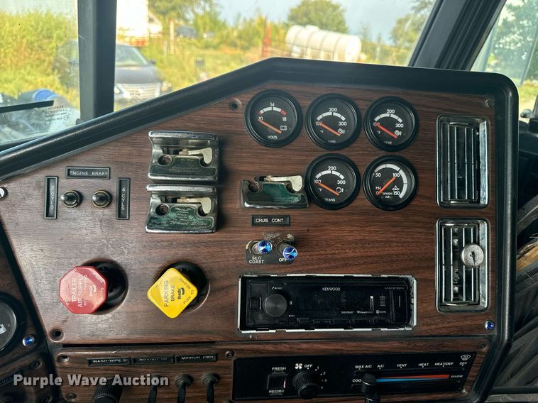 image for item EE7584 2000 Freightliner FLD semi truck