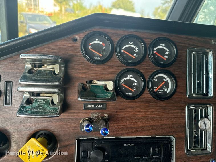 image for item EE7584 2000 Freightliner FLD semi truck