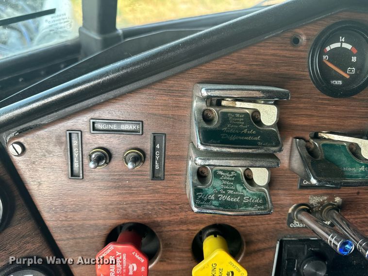 image for item EE7584 2000 Freightliner FLD semi truck