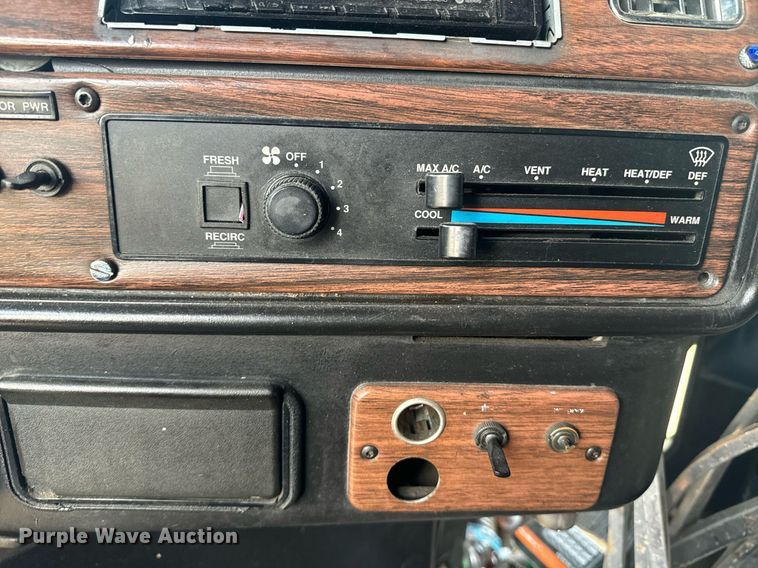 image for item EE7584 2000 Freightliner FLD semi truck