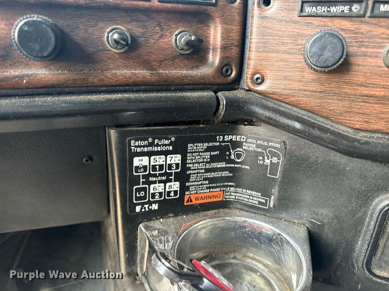 image for item EE7584 2000 Freightliner FLD semi truck