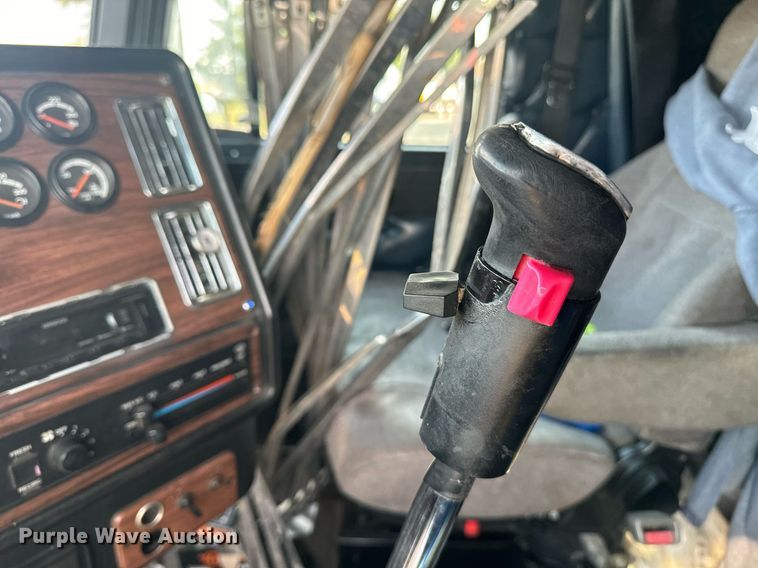 image for item EE7584 2000 Freightliner FLD semi truck