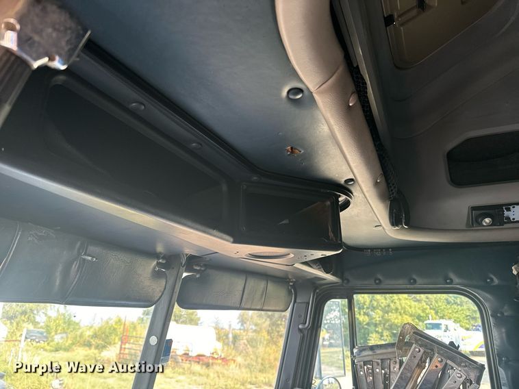 image for item EE7584 2000 Freightliner FLD semi truck