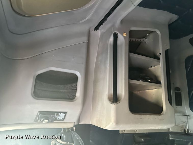 image for item EE7584 2000 Freightliner FLD semi truck