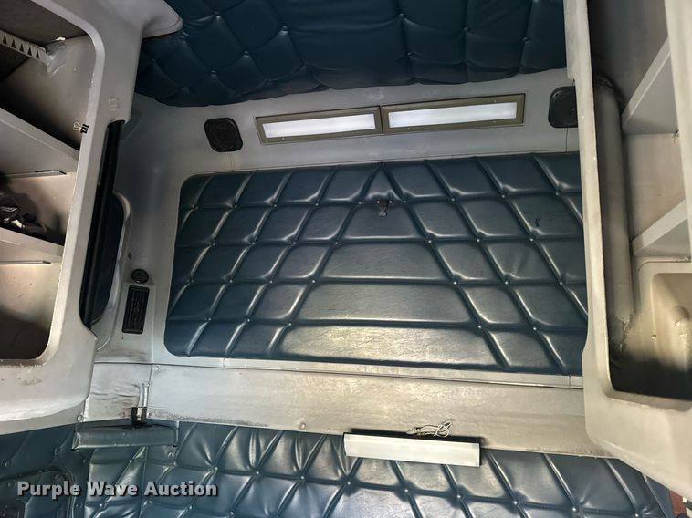 image for item EE7584 2000 Freightliner FLD semi truck