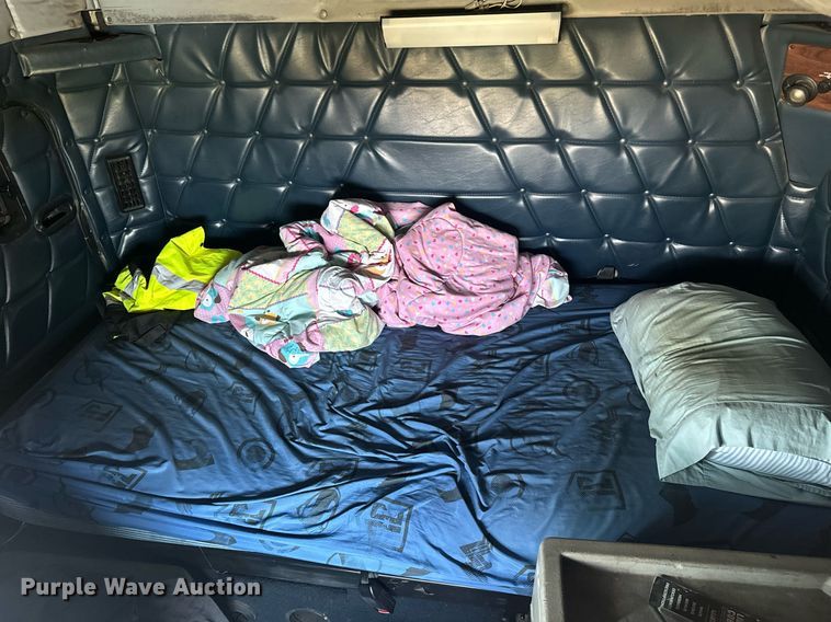 image for item EE7584 2000 Freightliner FLD semi truck