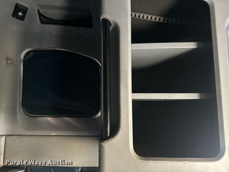 image for item EE7584 2000 Freightliner FLD semi truck