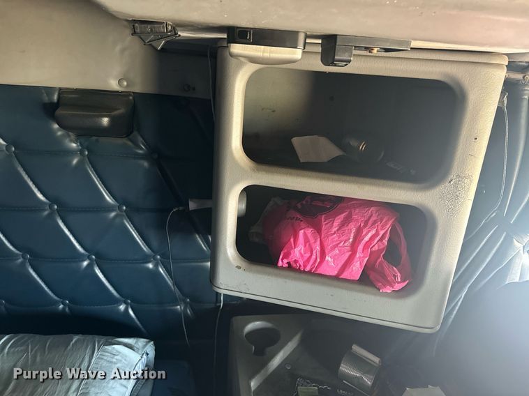 image for item EE7584 2000 Freightliner FLD semi truck