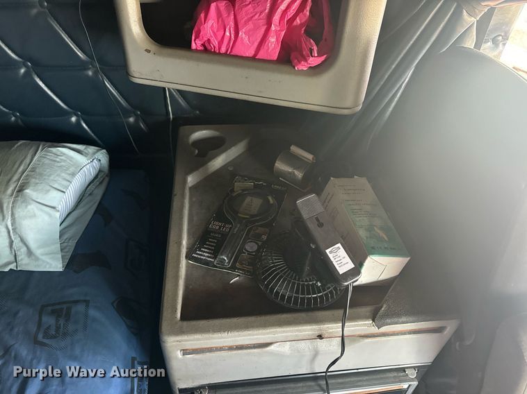 image for item EE7584 2000 Freightliner FLD semi truck