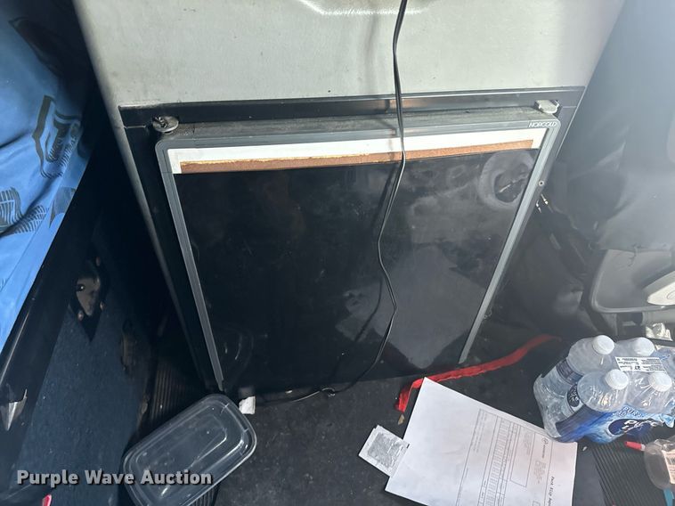 image for item EE7584 2000 Freightliner FLD semi truck