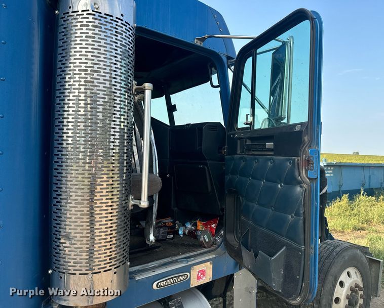image for item EE7584 2000 Freightliner FLD semi truck