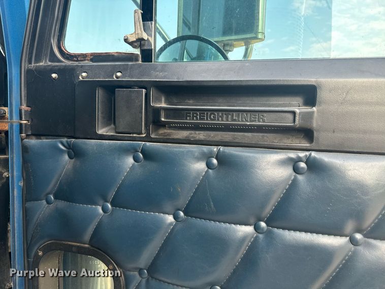 image for item EE7584 2000 Freightliner FLD semi truck