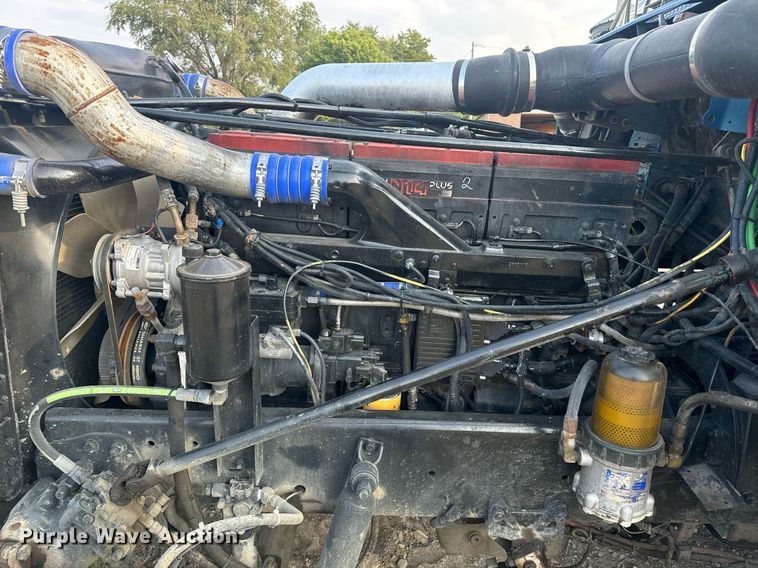 image for item EE7584 2000 Freightliner FLD semi truck