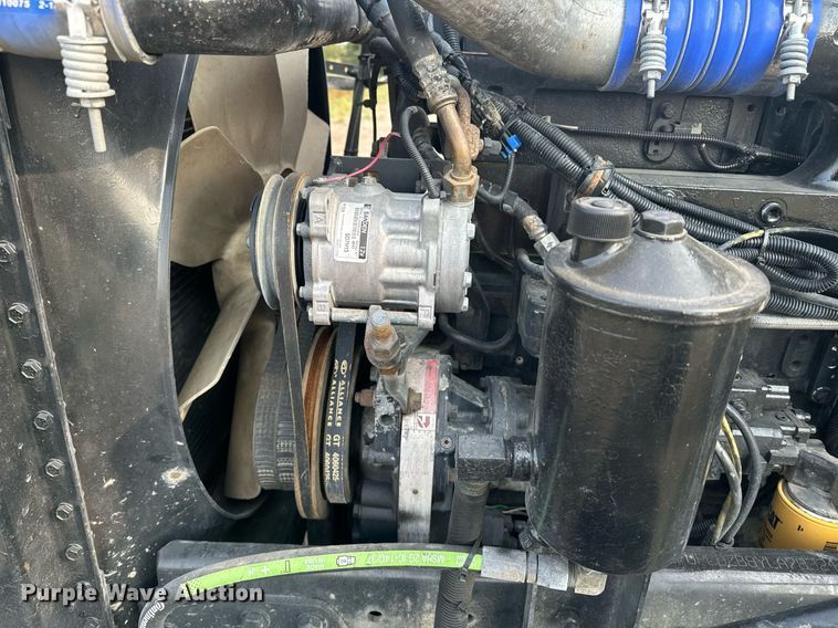 image for item EE7584 2000 Freightliner FLD semi truck