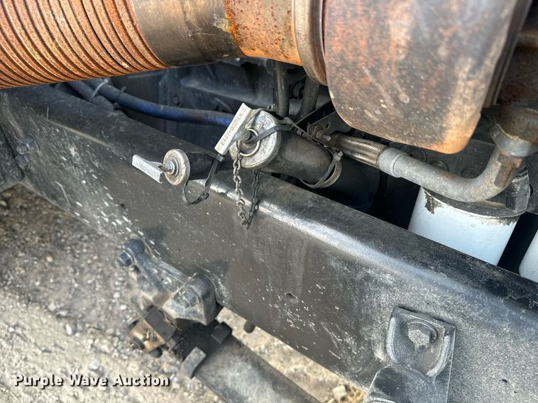 image for item EE7584 2000 Freightliner FLD semi truck