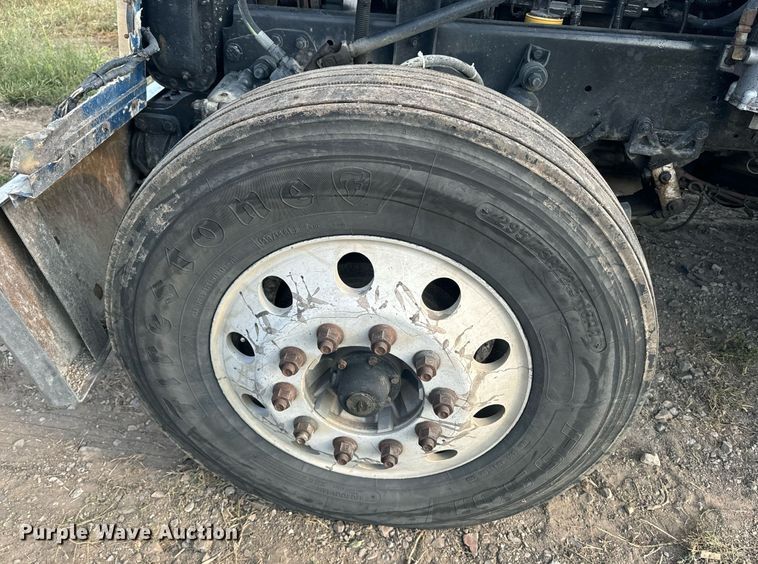 image for item EE7584 2000 Freightliner FLD semi truck