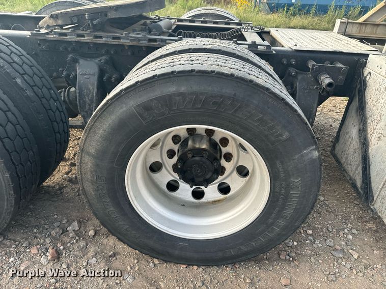 image for item EE7584 2000 Freightliner FLD semi truck