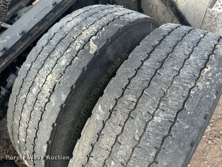 image for item EE7584 2000 Freightliner FLD semi truck