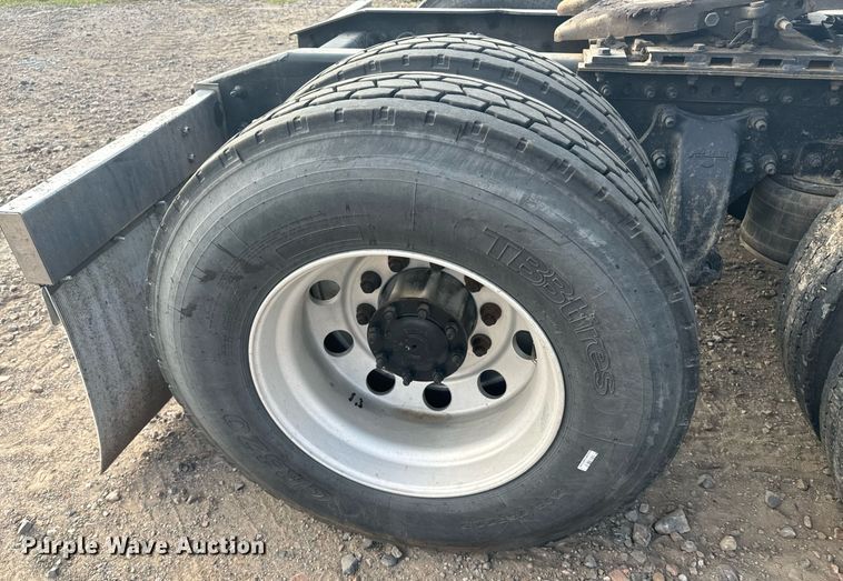 image for item EE7584 2000 Freightliner FLD semi truck