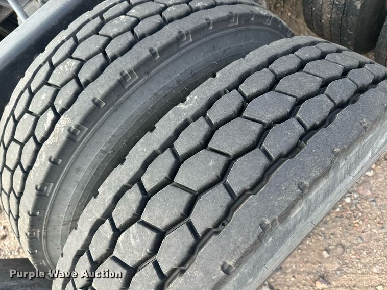 image for item EE7584 2000 Freightliner FLD semi truck