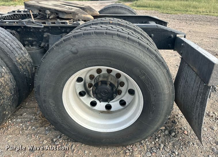 image for item EE7584 2000 Freightliner FLD semi truck