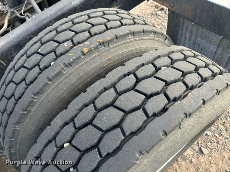 image for item EE7584 2000 Freightliner FLD semi truck