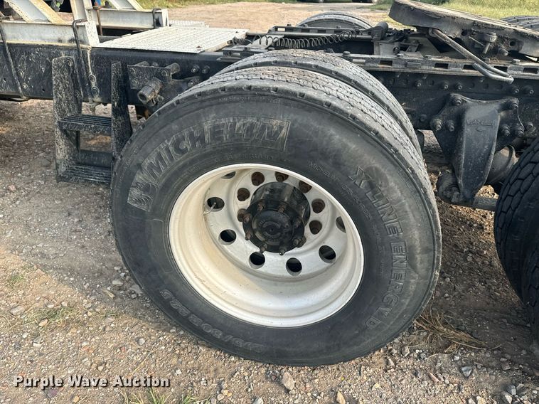 image for item EE7584 2000 Freightliner FLD semi truck