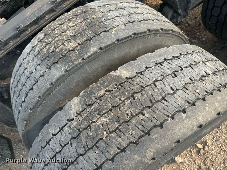 image for item EE7584 2000 Freightliner FLD semi truck