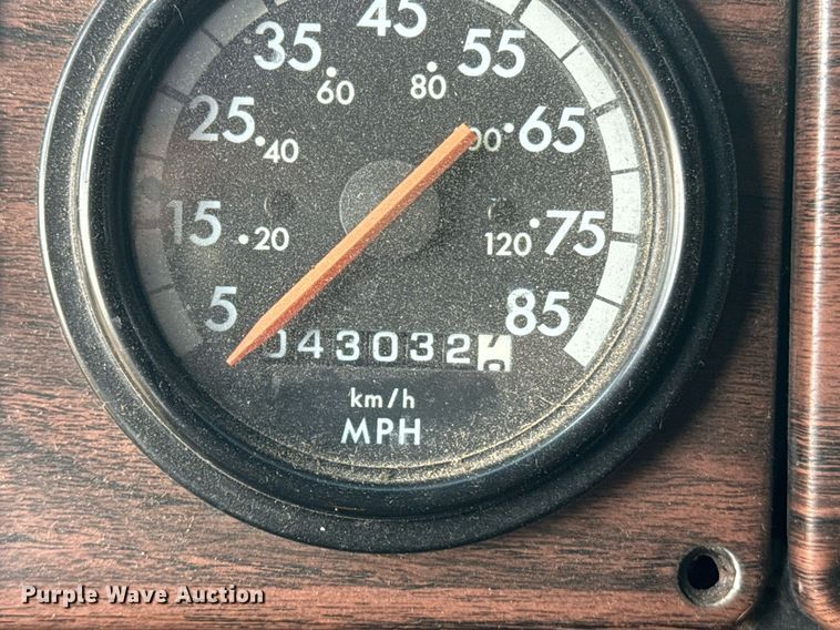 image for item EE7584 2000 Freightliner FLD semi truck