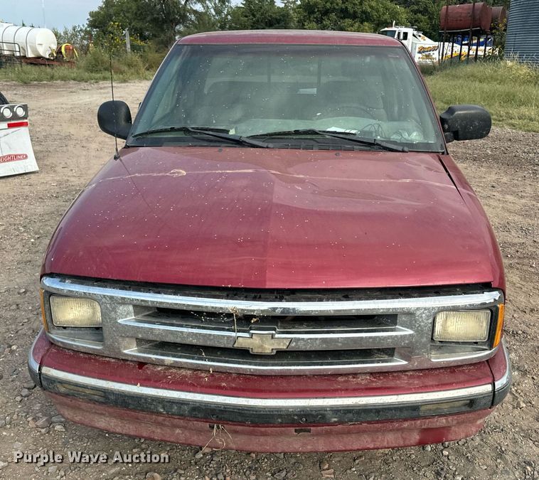image for item EE7585 1996 Chevrolet S10 Ext. Cab pickup truck