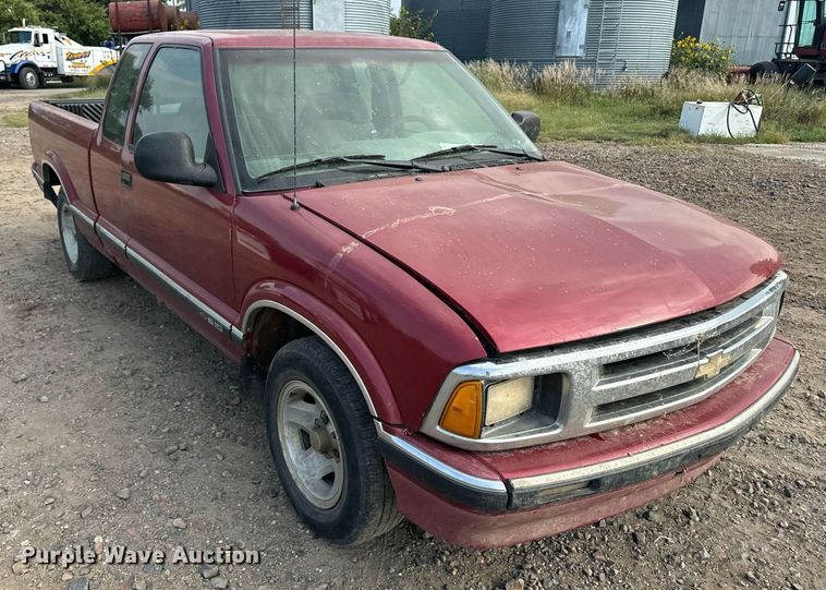 image for item EE7585 1996 Chevrolet S10 Ext. Cab pickup truck
