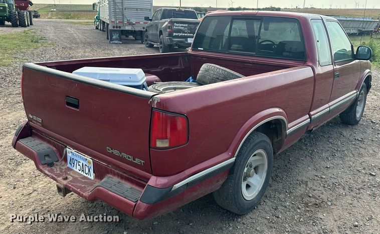 image for item EE7585 1996 Chevrolet S10 Ext. Cab pickup truck